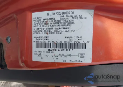 2005 Ford Focus Zx3 z USA, uszkodzony, nr VIN 3FAFP31N75R102118